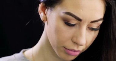 Güzel kadın yüz yakın çekim yumuşak makyaj siyah izole ile