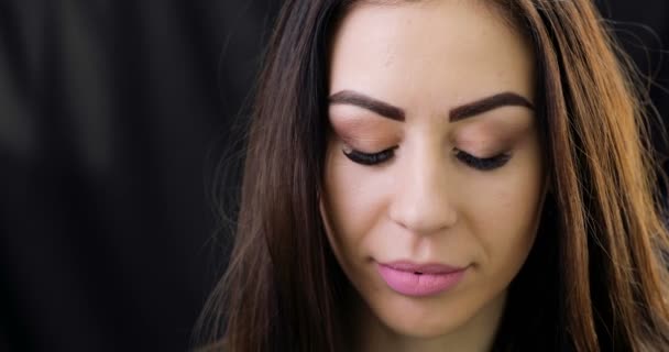 Mulher bonita rosto fechar os olhos com maquiagem isolada no preto — Vídeo de Stock