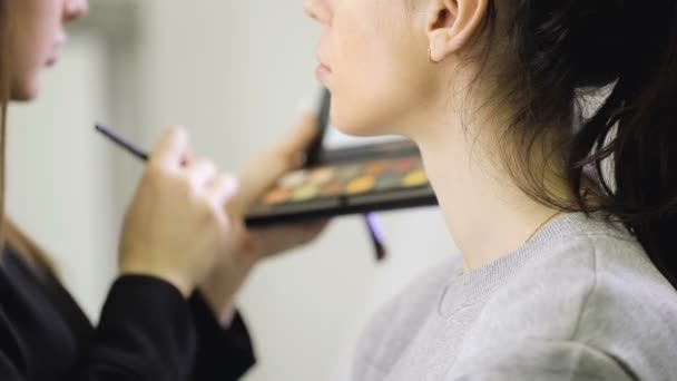 Nahaufnahme des Visagisten beim Make-up, mit Pinsel Schatten auf die Augen legen — Stockvideo