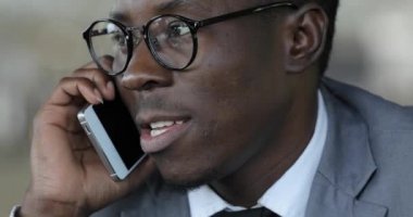 Afrika işadamı kafe closeup akıllı telefonla konuşuyor