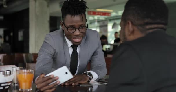 Traducción de vídeo en línea de la cafetería, hombre hablando con el teléfono inteligente — Vídeo de stock