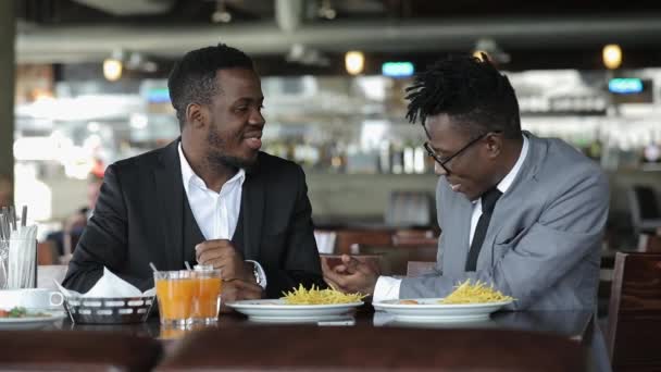 Jóvenes amigos africanos hombre comenzando el almuerzo de negocios — Vídeo de stock