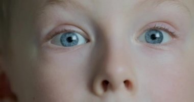 Küçük çocuk mavi gözlerini kapat