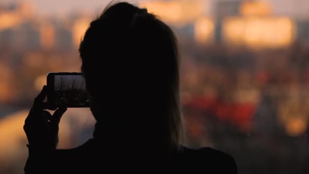 Silhouette de femme filmant vue panoramique depuis la fenêtre à la maison — Video