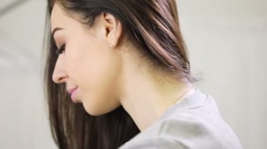 Günlük makyaj kameraya poz ile güzel çekici model yakın çekim