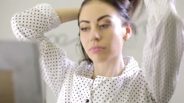 Красива жінка робить стиль понівеченого волосся стоїть перед дзеркалом — стокове відео
