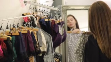 Kadın alışveriş, pijama butik seçme