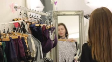Genç kadın alışveriş, pijama butik seçme