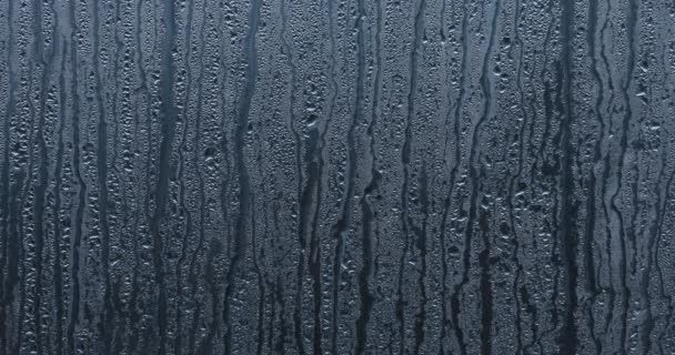 Мокрое окно с капельками воды — стоковое видео