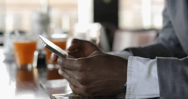 黑生意人男性手使用智能手机触摸屏在咖啡馆 — 图库照片