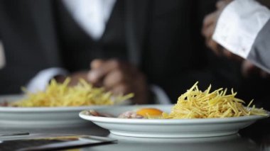 Siyah işadamları yemek yiyecek, yemekleri kafe tatlı patates kızartması ile