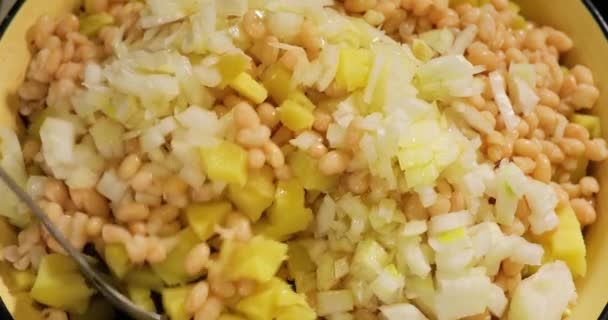 Pouring sunflower oil, mixing vinaigrette, russian vegetable salad — Stock Video