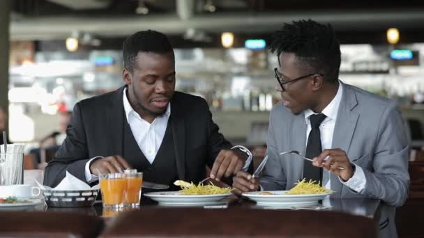 Jeunes amis africains hommes mangeant petit déjeuner d'affaires, pommes de terre frites — Video