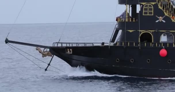Kalózok hajó úszik a tengeren — Stock videók
