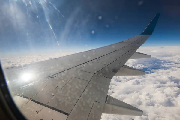 Vista al paesaggio terrestre attraverso la finestra dell'aereo — Foto Stock