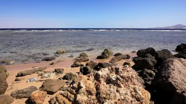 Вид на Шарм-Ель-Шейх пляж, морські хвилі і каменів — стокове відео