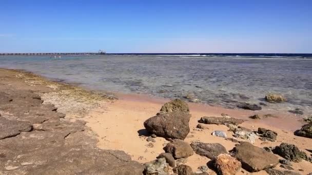 Панорамний вид на Шарм-Ель-Шейх пляж, морські хвилі — стокове відео