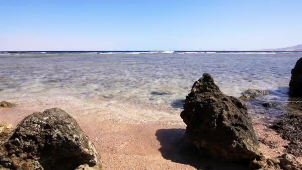 Vista panorámica de la playa de Sharm-El-Sheikh, olas del mar — Vídeo de stock