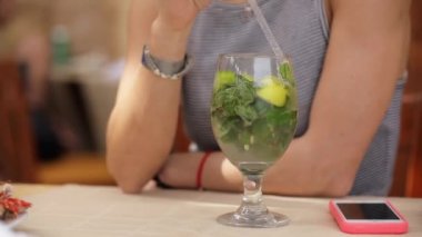 Cam taze içecek içme kadın kırpılmış