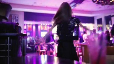 Dikiz bir gece kulübünde dans kadın