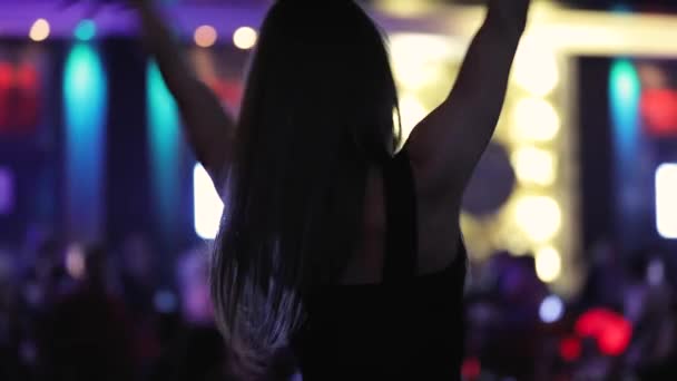 Kvinna dans i en nattklubb, bakifrån — Stockvideo