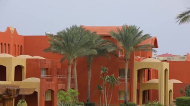 Sharm El Sheikh resort, avuç içi kırmızı binalar yakınındaki