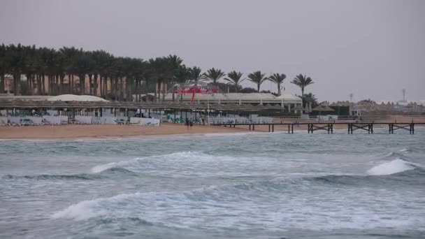 Fevereiro no Egito, vista para Sharm-El-Sheikh praia, beira-mar, ondas — Vídeo de Stock