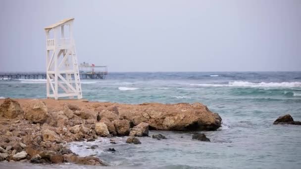 美丽的红海海滩景观, 蓝色的水, 观察塔 — 图库视频影像
