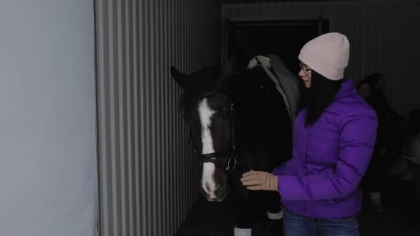 Выход всадницы с лошадью из конюшни — стоковое видео