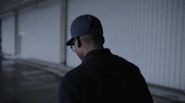 Gangster ciddi adam gitmek kentsel yerde