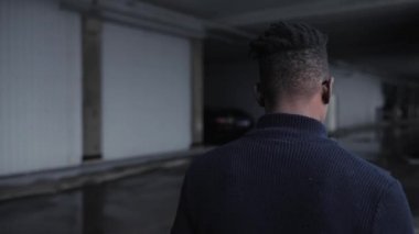 Ciddi adam düşman yüz kentsel sahnede, adam portresi