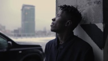 Kentsel yerde duran yağmur bakarak Afrikalı zenci portre