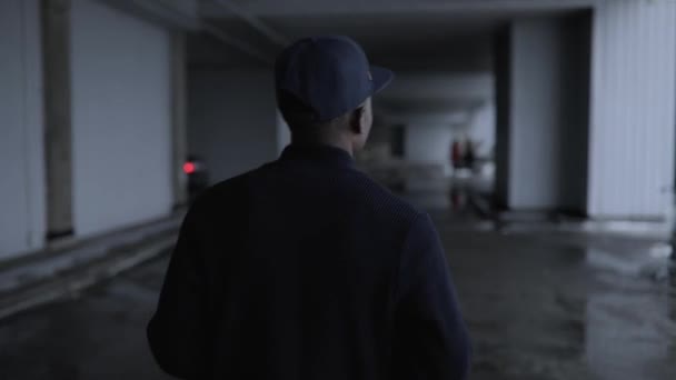 Zadní pohled, gangster muž zmizí v městských místo — Stock video