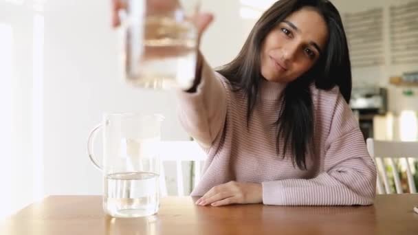 Ponto de vista, mulher bonita em um café me dar um copo de água — Vídeo de Stock