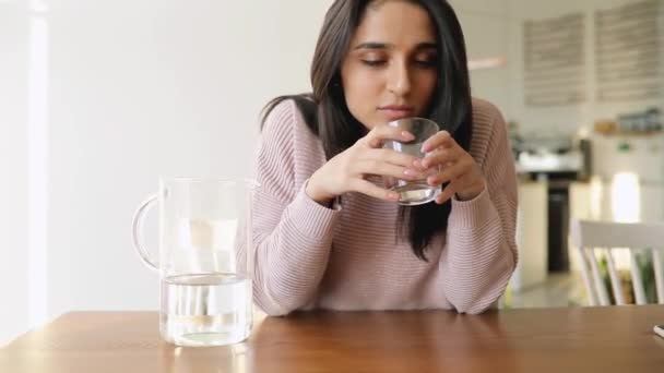 Ponto de vista, mulher bonita bebendo água sentada em um café — Vídeo de Stock