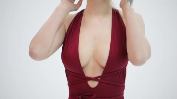 Mooie aantrekkelijke model in zwembroek poseren op een studio witte achtergrond — Stockvideo