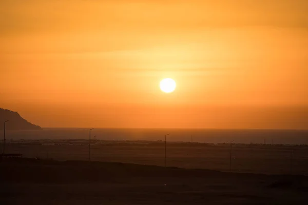 Morgensonnenaufgang in der Wüste, orangefarbene Sonne — Stockfoto