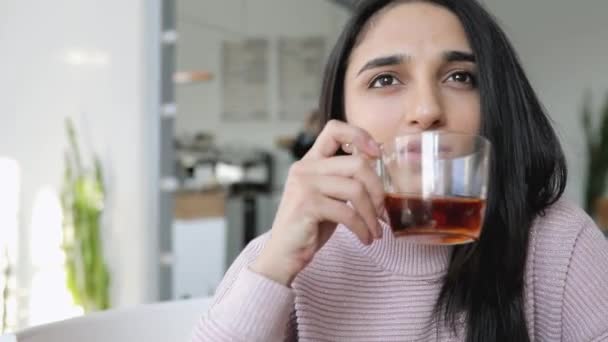 Vacker kvinna som dricker te på ett café — Stockvideo