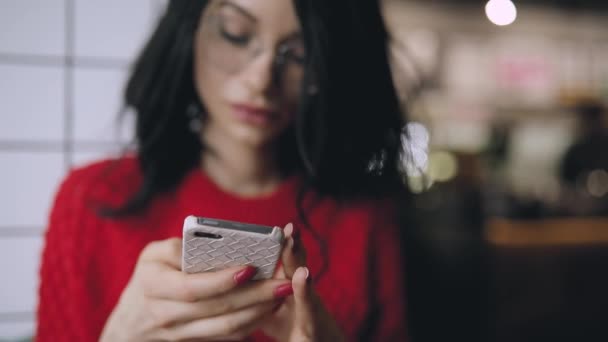 Mujer usando aplicación de teléfono inteligente sentado en la cafetería, se centran en el móvil — Vídeos de Stock