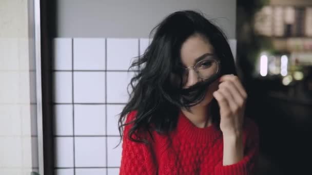 Красивая женщина закрыла лицо волосами, смешными выражениями лица — стоковое видео