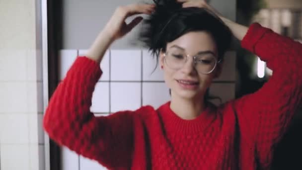 Mulher bonito tocando seu cabelo flertando comigo — Vídeo de Stock