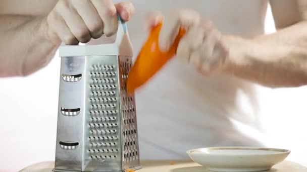 Τρίψτε το καρότο με το χέρι, εσωτερικη απομονωθεί σε λευκό, 2 σε 1 — Αρχείο Βίντεο