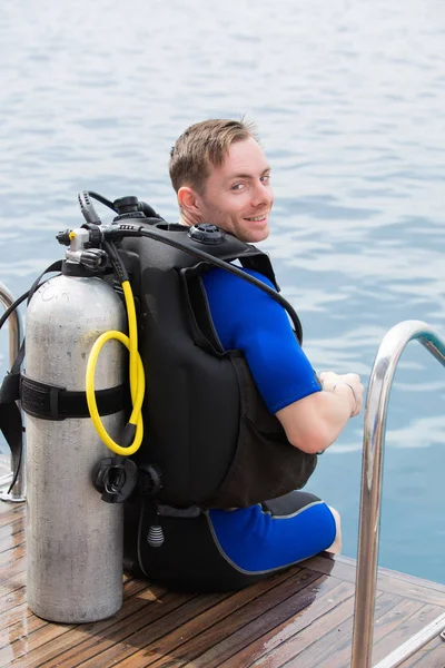 Retrato de buzo hombre con buceo listo para nadar bajo el agua — Foto de Stock