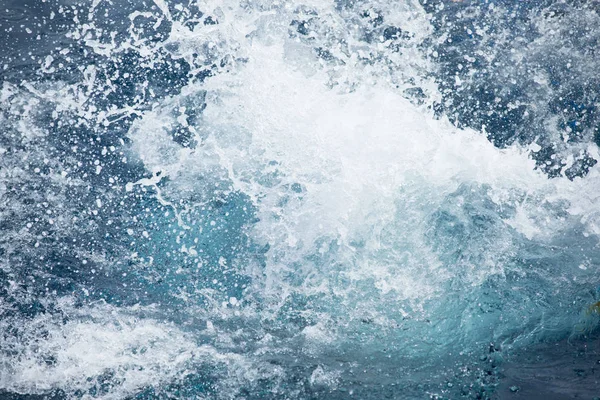 Nagy kék víz-splash után az emberek ugrik a tenger — Stock Fotó