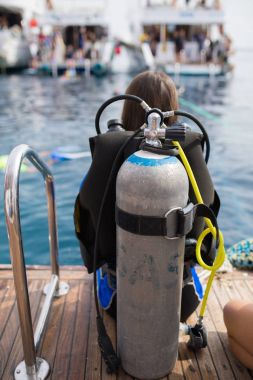 Kadın diver scuba sualtı yüzmek için hazır ile arka görünümü