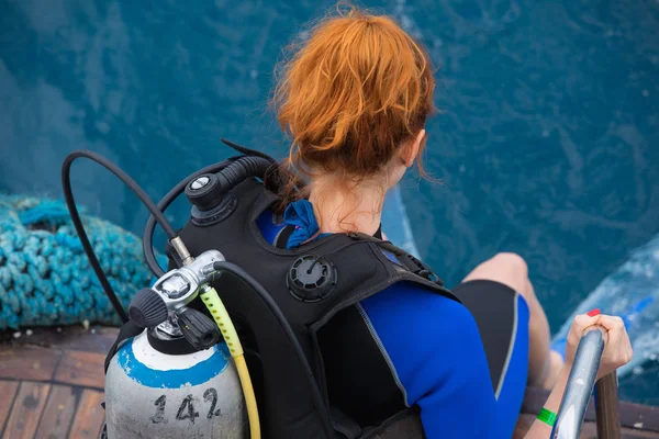 Kadın diver scuba sualtı yüzmek için hazır ile arka görünümü — Stok fotoğraf
