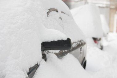 Bir kış günü Snowdrifts. Ağır kar fırtınası sonra Bahçedeki araba.