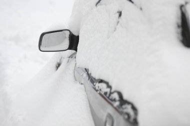 Bir kış günü Snowdrifts. Ağır kar fırtınası sonra Bahçedeki araba.