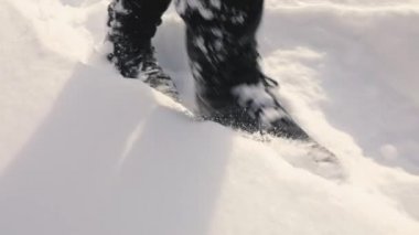 Siyah erkek bot bir kar üzerinde gidiş yakın çekim