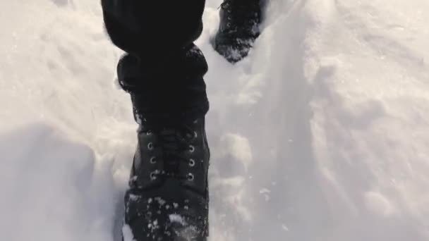 Feche de botas que vão em uma neve — Vídeo de Stock